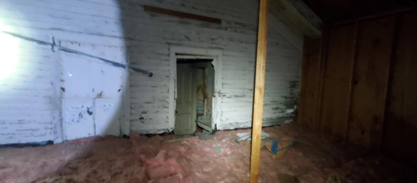 Άντρας βρήκε κρυμμένο διαμέρισμα μέσα στην σοφίτα του και δεν πίστευε στα μάτια του(φωτό)